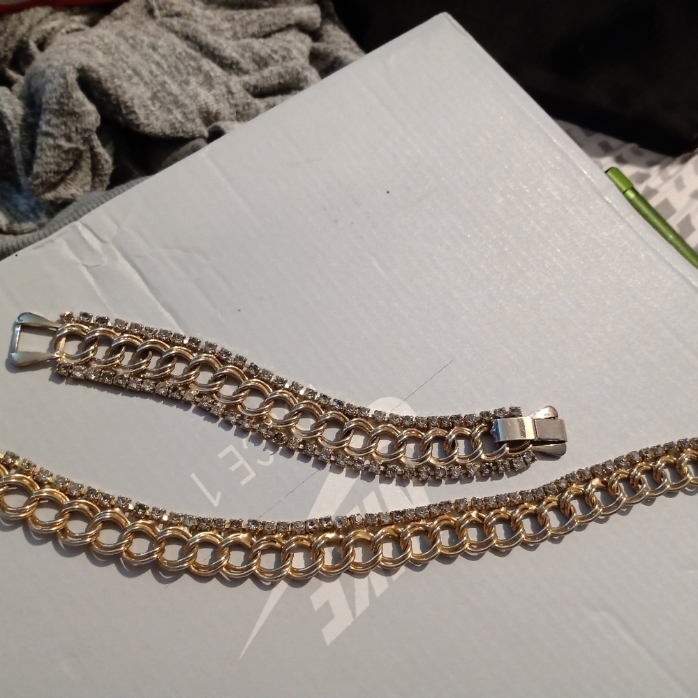 Jewlery set and broaches
